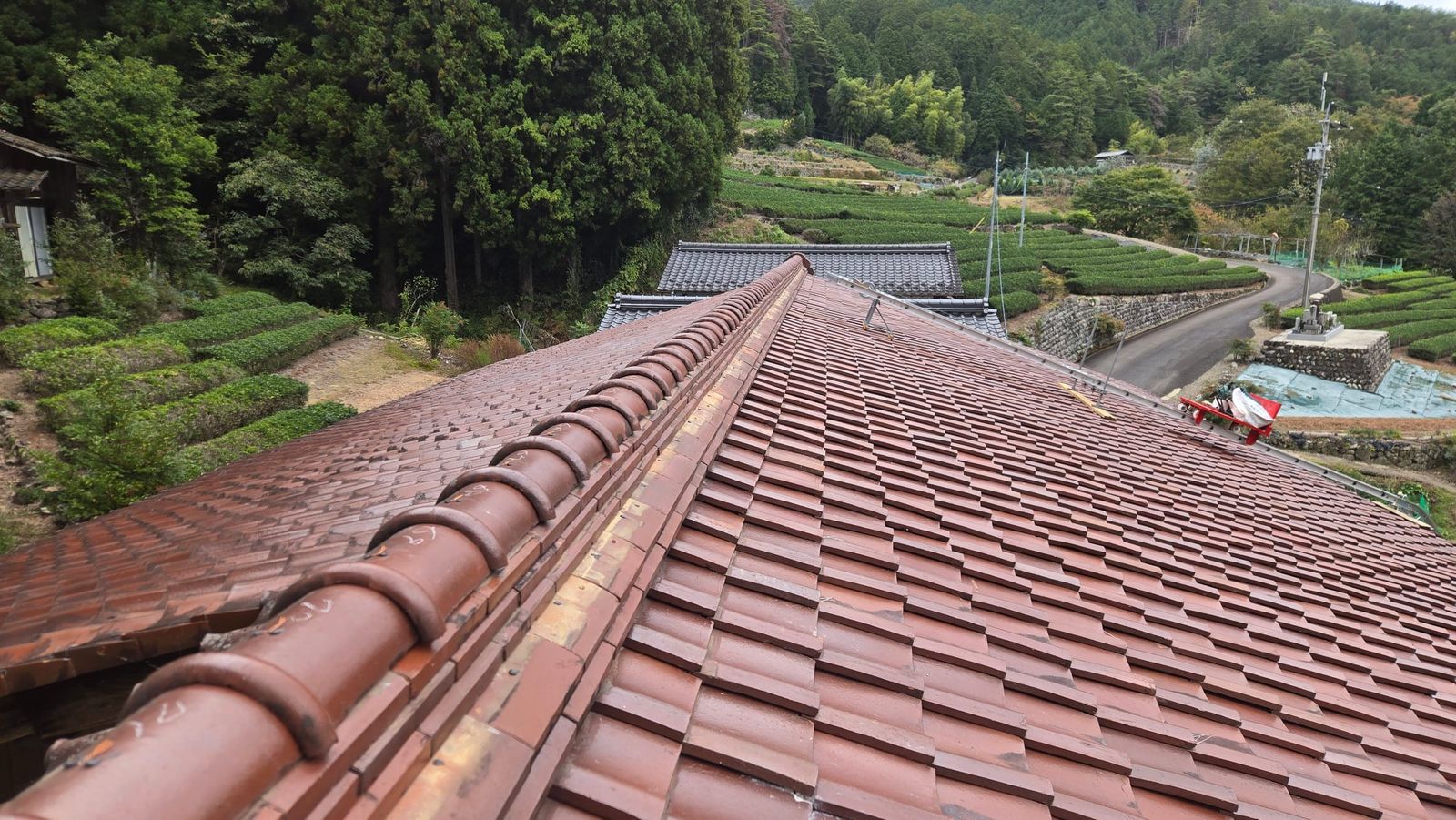棟を積み直した赤い瓦の屋根